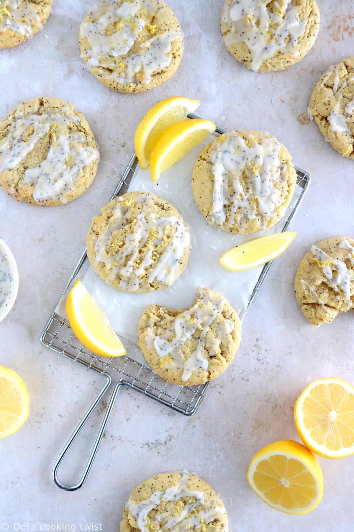 Ces cookies au citron et graines de pavot ont tout de votre cake citron-graines de pavot préféré, mais avec une texture de cookies à la fois croquante et chewy.