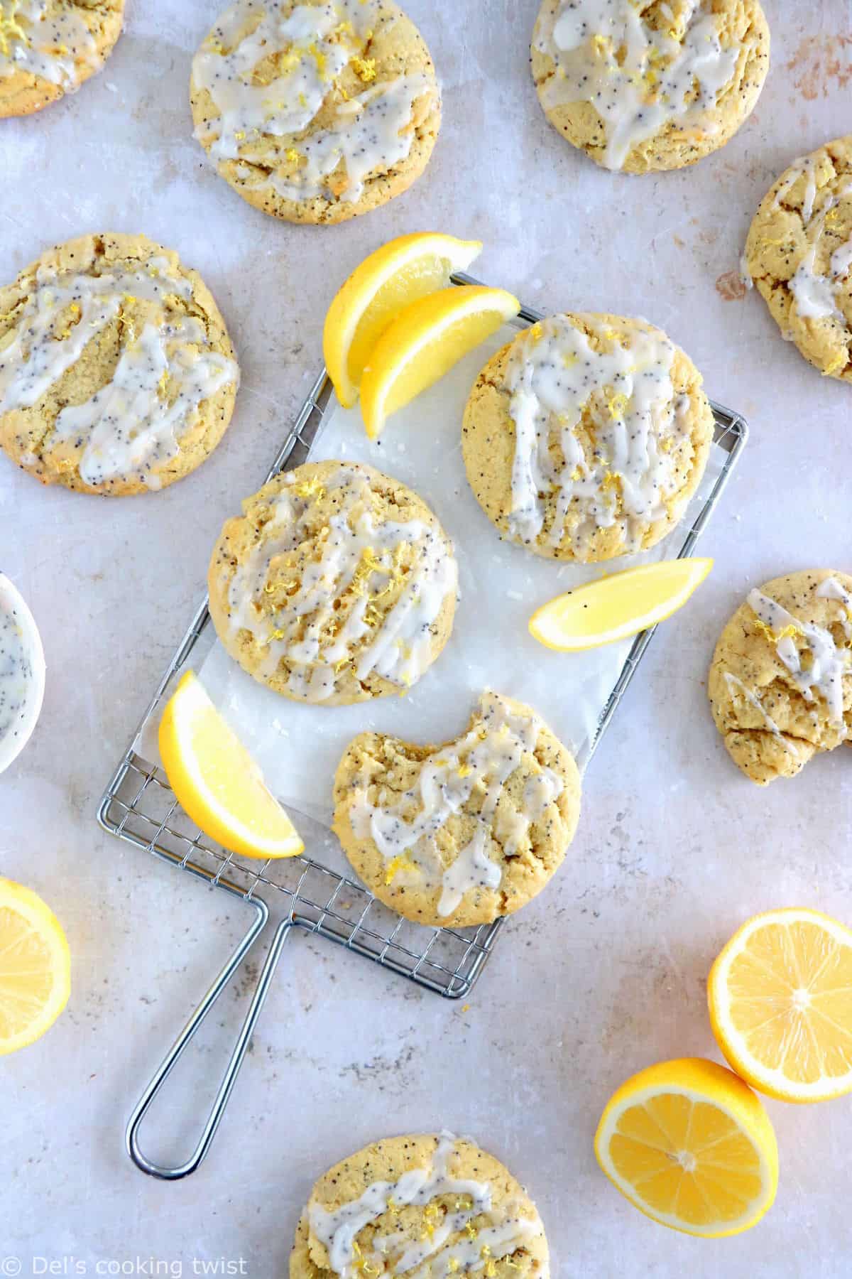 Ces cookies au citron et graines de pavot ont tout de votre cake citron-graines de pavot préféré, mais avec une texture de cookies à la fois croquante et chewy.