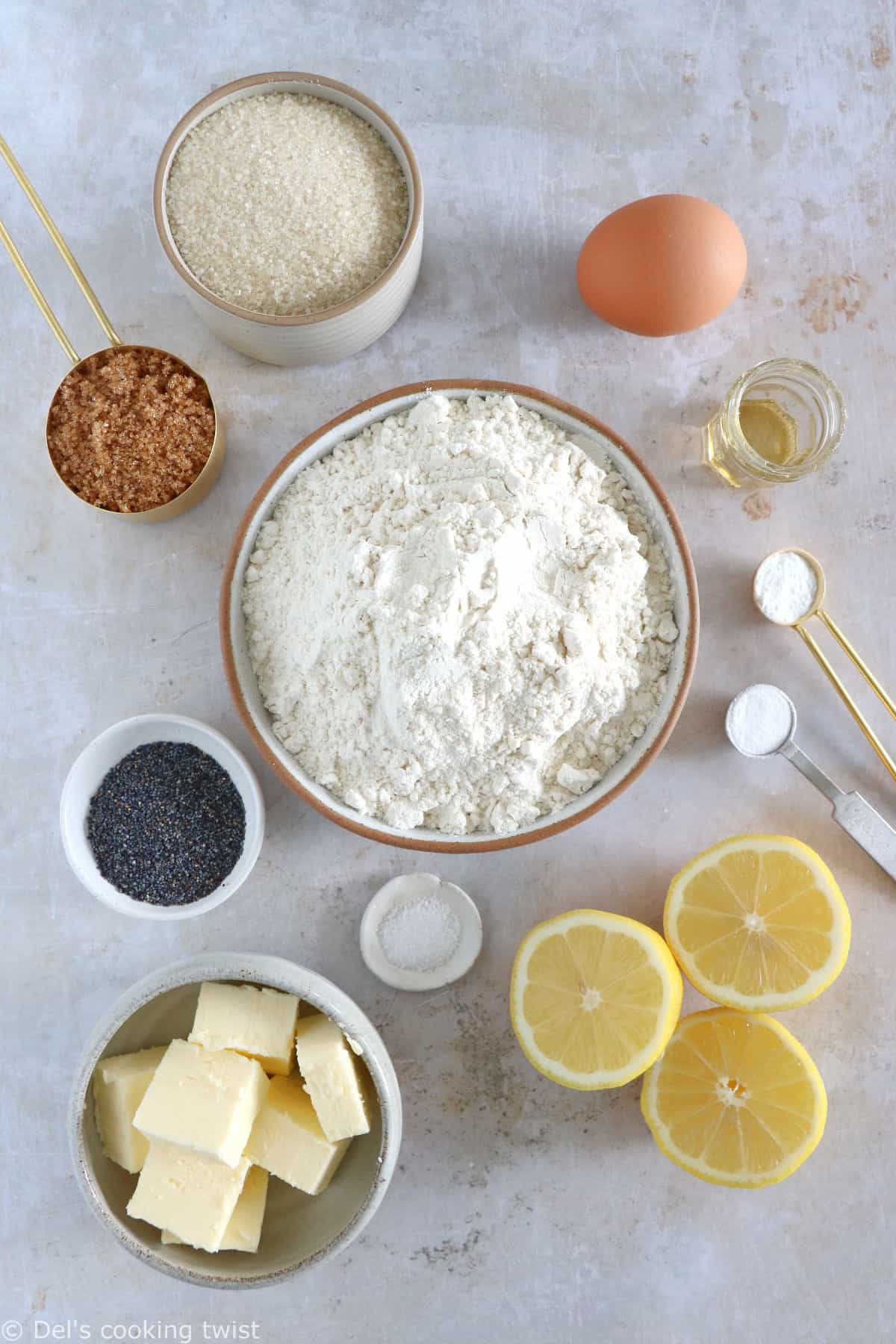 Ces cookies au citron et graines de pavot ont tout de votre cake citron-graines de pavot préféré, mais avec une texture de cookies à la fois croquante et chewy.