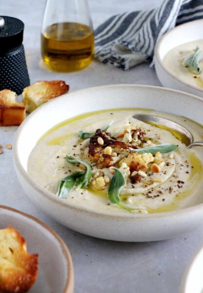 Roasted cauliflower soup with sage is a super creamy vegetable soup, bursting with earthy flavors and refreshing notes.