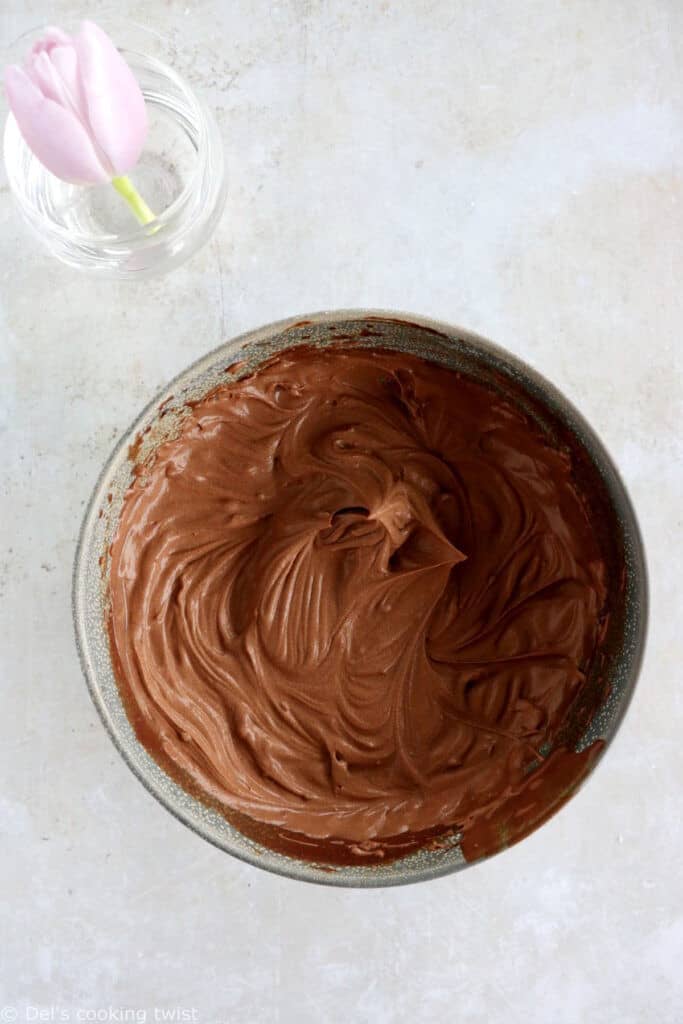 Le gâteau oeuf de Pâques noisettes et chocolat, c'est un dessert très gourmand qui fera sensation sur votre table de Pâques.