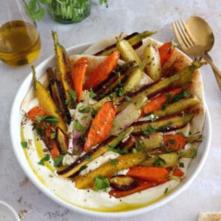 Les carottes rôties au za'atar et crème de feta (ou whipped feta en anglais), c'est une recette idéale pour l'apéro ou en plat principal.