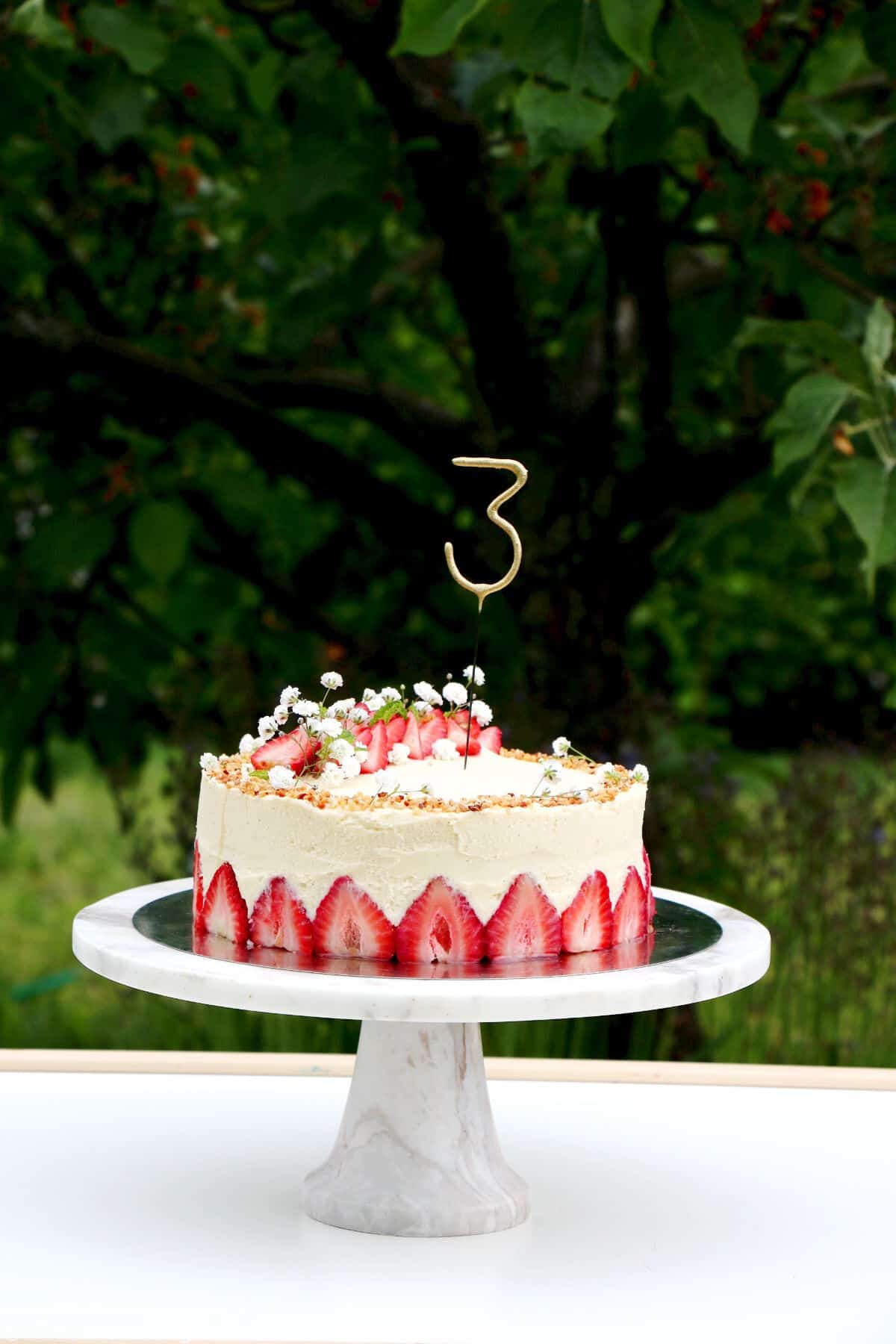 Les amateurs du fraisier traditionnel vont adorer la recette de ce fraisier maison facile, réalisé sans pâte d'amande. Entre deux couches de génoises, on retrouve une crème mousseline à la vanille et des fraises fraîches entière.