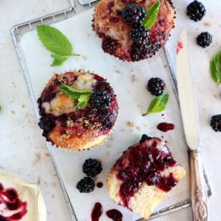 Ces muffins aux mûres sont incroyablement moelleux et renferment des couches marbrées à la confiture de mûre (maison).