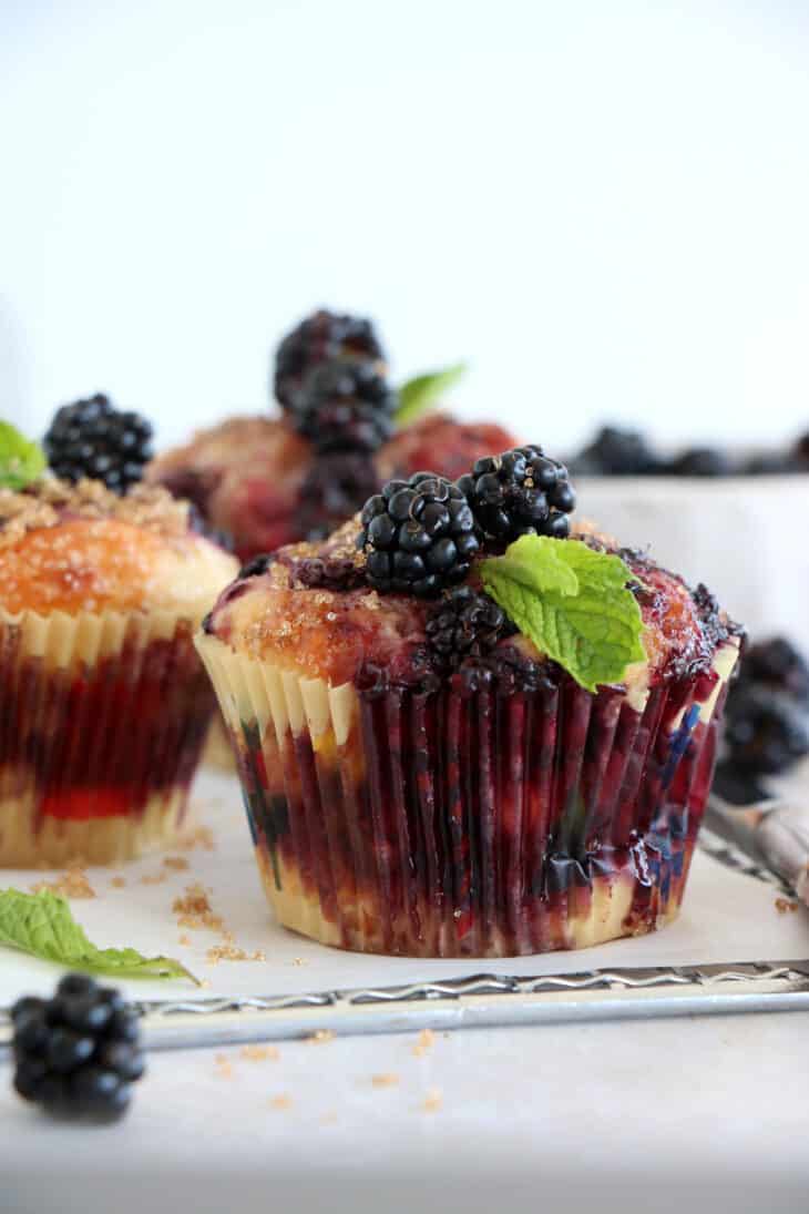 Ces muffins aux mûres sont incroyablement moelleux et renferment des couches marbrées à la confiture de mûre (maison).