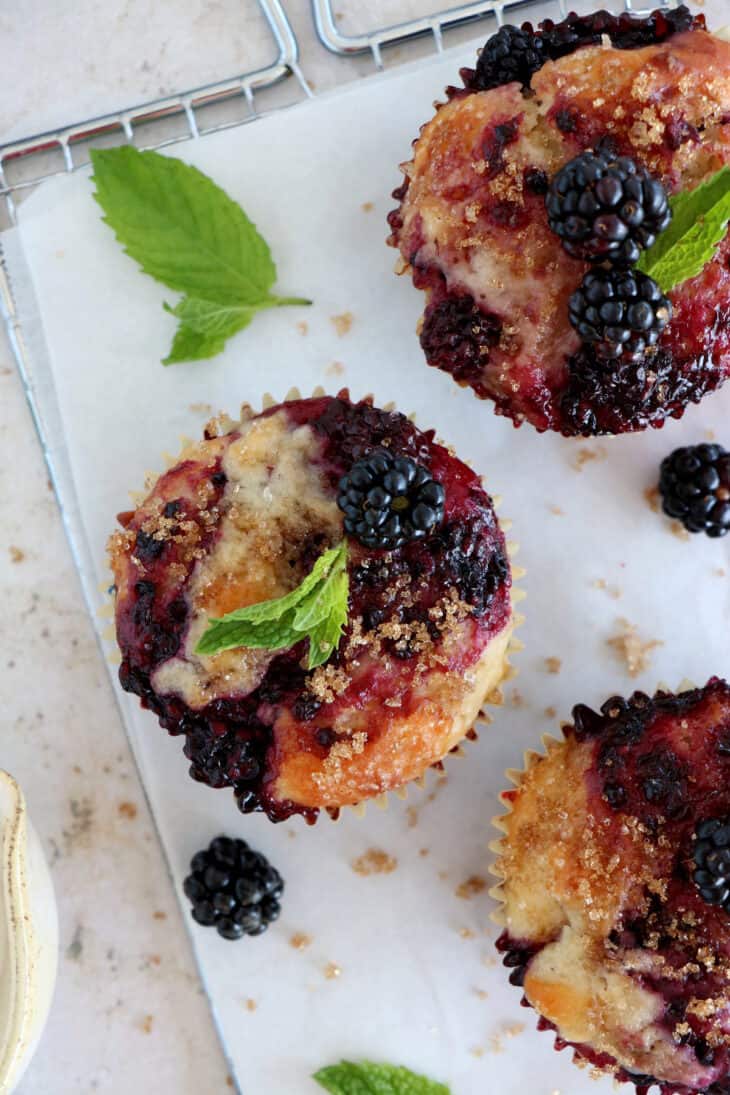 Ces muffins aux mûres sont incroyablement moelleux et renferment des couches marbrées à la confiture de mûre (maison).