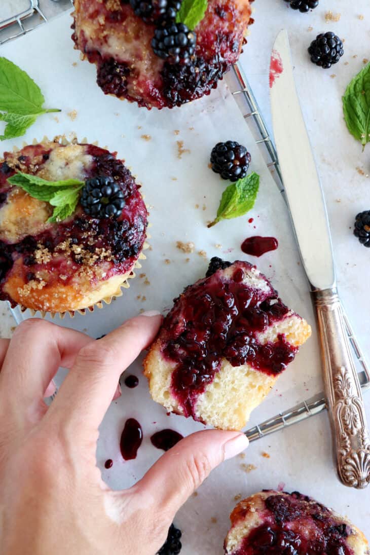 Ces muffins aux mûres sont incroyablement moelleux et renferment des couches marbrées à la confiture de mûre (maison).