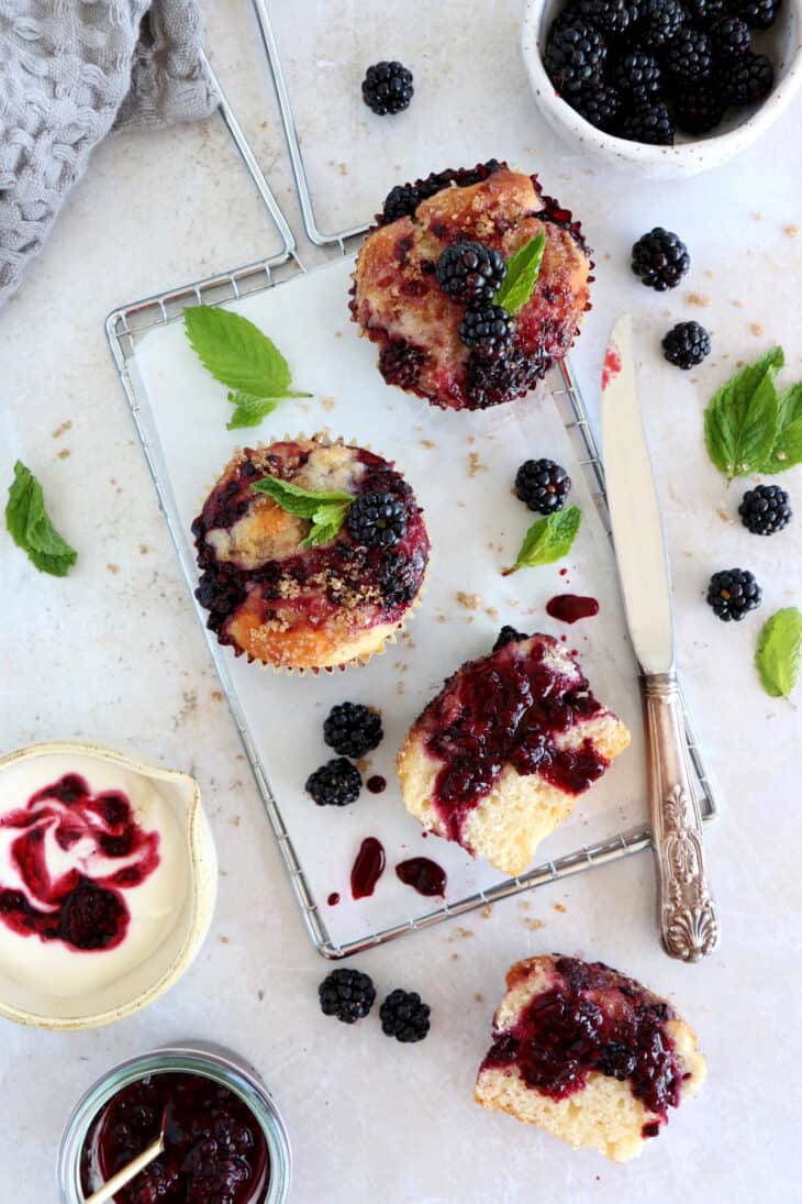 Ces muffins aux mûres sont incroyablement moelleux et renferment des couches marbrées à la confiture de mûre (maison).