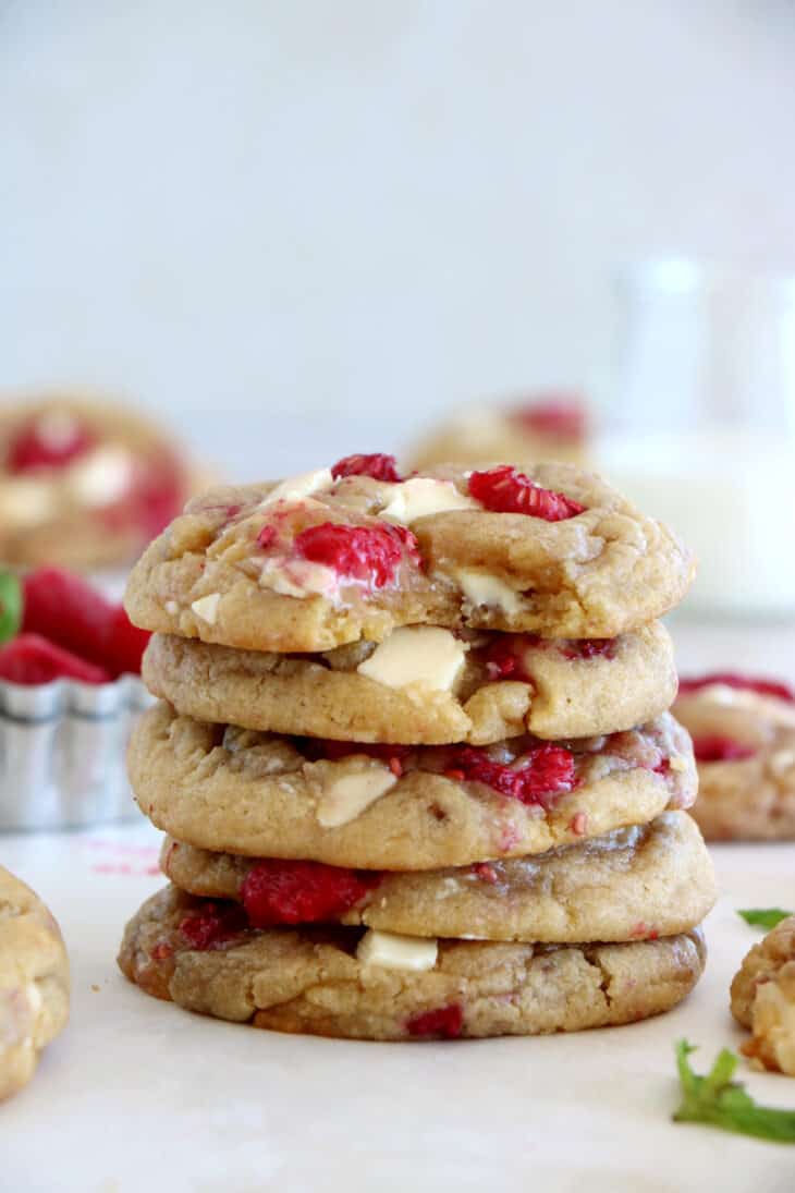 Ces cookies framboises et chocolat blanc mêlent des saveurs douces et acidulées auxquelles on ne résiste pas.