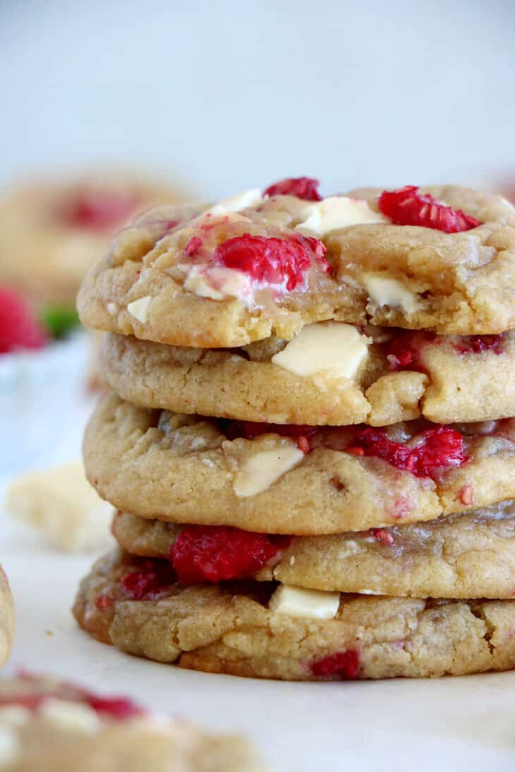 Ces cookies framboises et chocolat blanc mêlent des saveurs douces et acidulées auxquelles on ne résiste pas.