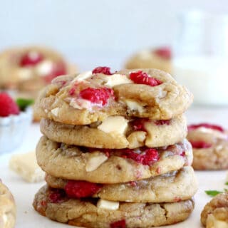 Ces cookies framboises et chocolat blanc mêlent des saveurs douces et acidulées auxquelles on ne résiste pas.