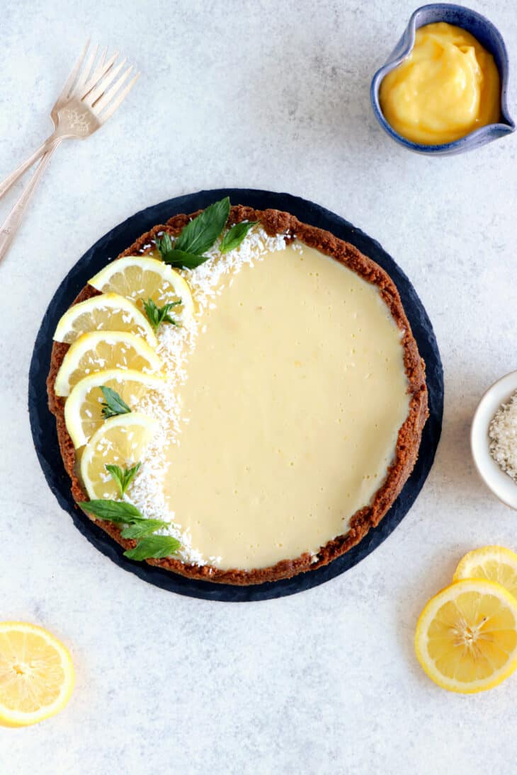 5 ingrédients seulement pour cette tarte au citron ultra facile et très rafraîchissante, réalisée sur une base de biscuits Spéculoos.