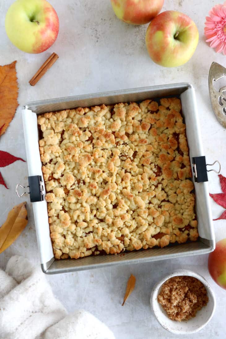 Des carrés crumble aux pommes très faciles à préparer et ultra gourmands. On y retrouve une pâte sucrée qui sert à la fois de base et de crumble pour le dessus, ainsi qu'une généreuse garniture aux pommes fondantes et parfumées à la cannelle.