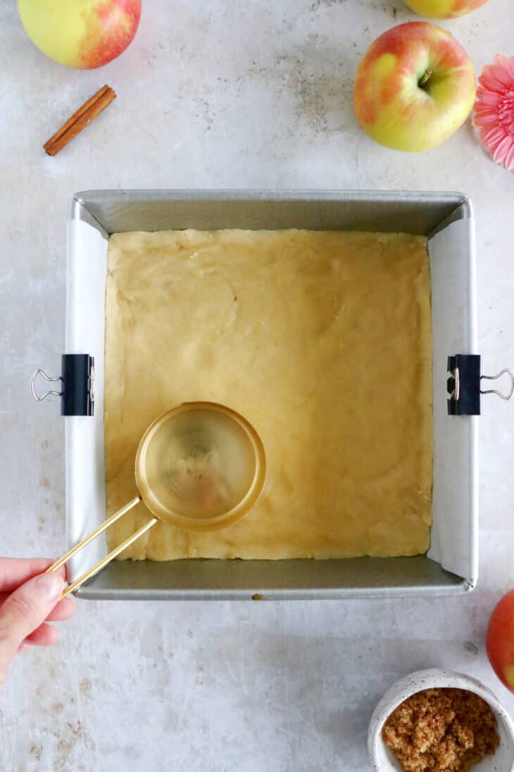 Des carrés crumble aux pommes très faciles à préparer et ultra gourmands. On y retrouve une pâte sucrée qui sert à la fois de base et de crumble pour le dessus, ainsi qu'une généreuse garniture aux pommes fondantes et parfumées à la cannelle.