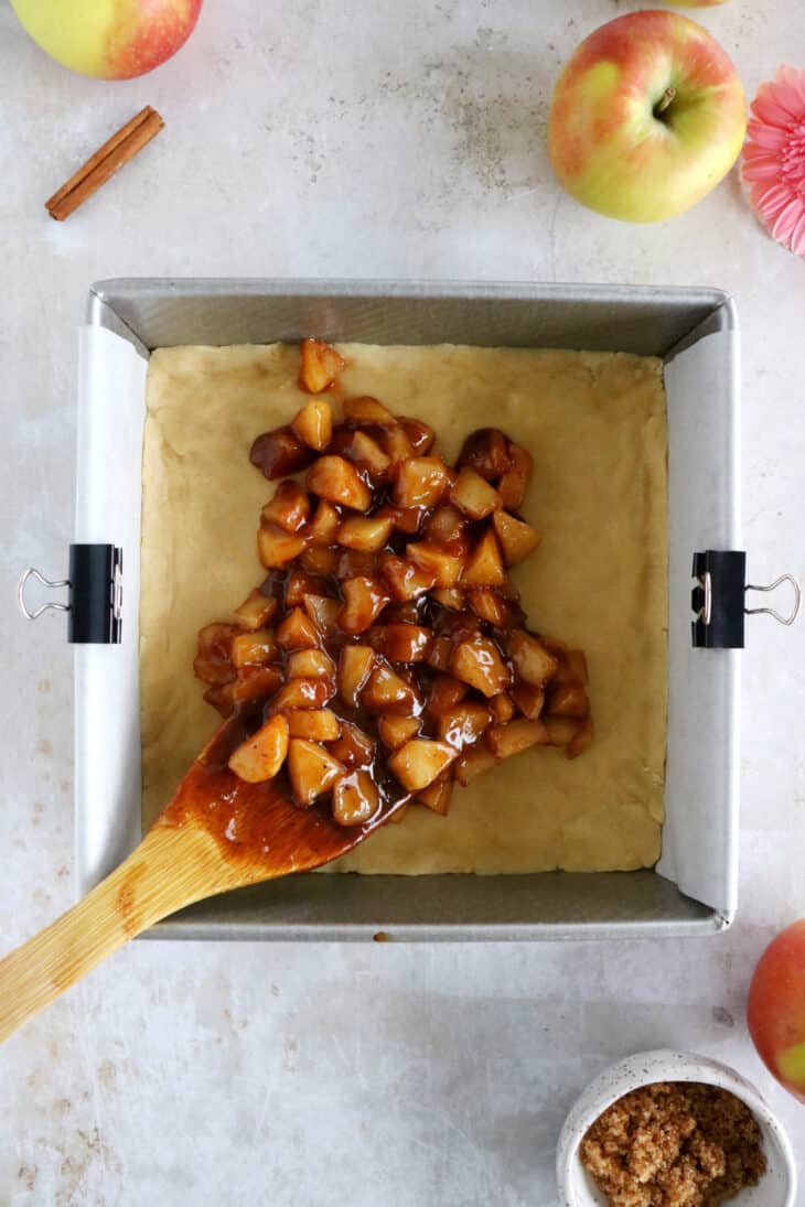 Des carrés crumble aux pommes très faciles à préparer et ultra gourmands. On y retrouve une pâte sucrée qui sert à la fois de base et de crumble pour le dessus, ainsi qu'une généreuse garniture aux pommes fondantes et parfumées à la cannelle.