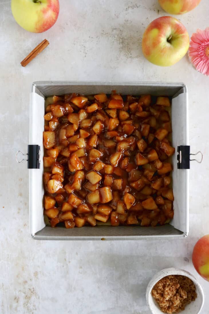 Des carrés crumble aux pommes très faciles à préparer et ultra gourmands. On y retrouve une pâte sucrée qui sert à la fois de base et de crumble pour le dessus, ainsi qu'une généreuse garniture aux pommes fondantes et parfumées à la cannelle.