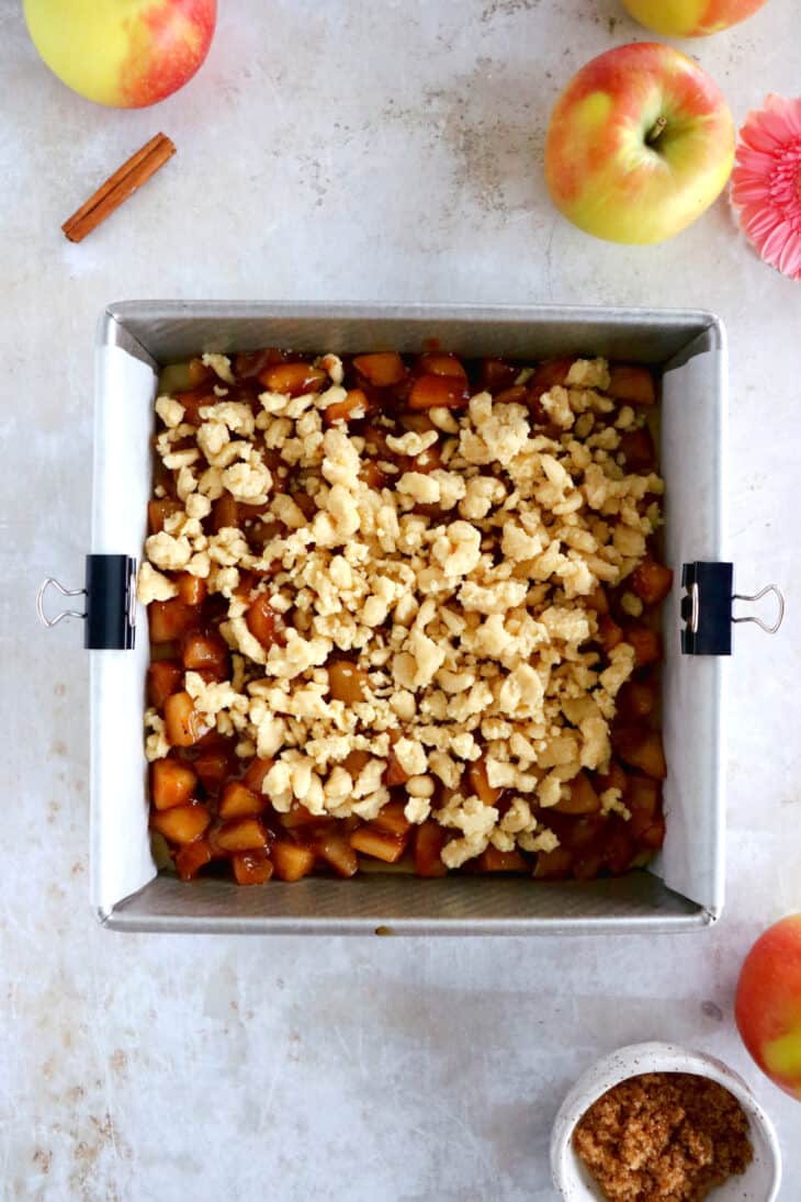 Des carrés crumble aux pommes très faciles à préparer et ultra gourmands. On y retrouve une pâte sucrée qui sert à la fois de base et de crumble pour le dessus, ainsi qu'une généreuse garniture aux pommes fondantes et parfumées à la cannelle.