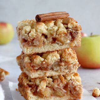 Des carrés crumble aux pommes très faciles à préparer et ultra gourmands. On y retrouve une pâte sucrée qui sert à la fois de base et de crumble pour le dessus, ainsi qu'une généreuse garniture aux pommes fondantes et parfumées à la cannelle.