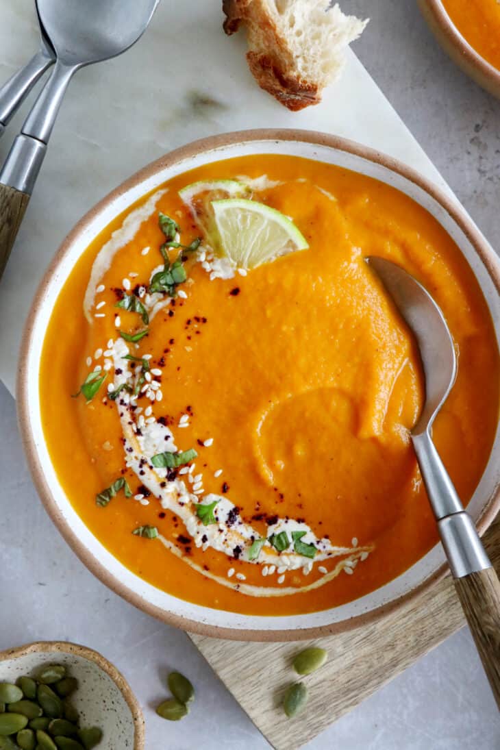 La soupe de carottes au gingembre et citron vert est de loin la meilleure soupe de carottes au lait de coco qui existe.