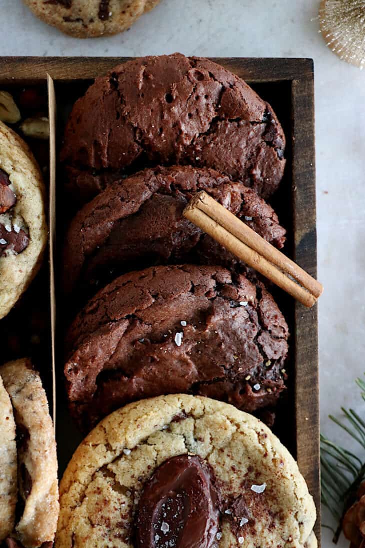 This festive Christmas cookie box is filled with your favorite cookies, ranging from chocolate brownie cookies, shortbread cookies, white chocolate and cranberry cookies, and more.