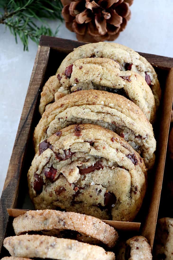 This festive Christmas cookie box is filled with your favorite cookies, ranging from chocolate brownie cookies, shortbread cookies, white chocolate and cranberry cookies, and more.