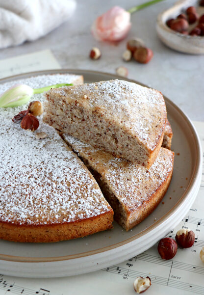 This French hazelnut cake, also called "Creusois", is a specialty prepared with ground hazelnuts and egg whites.