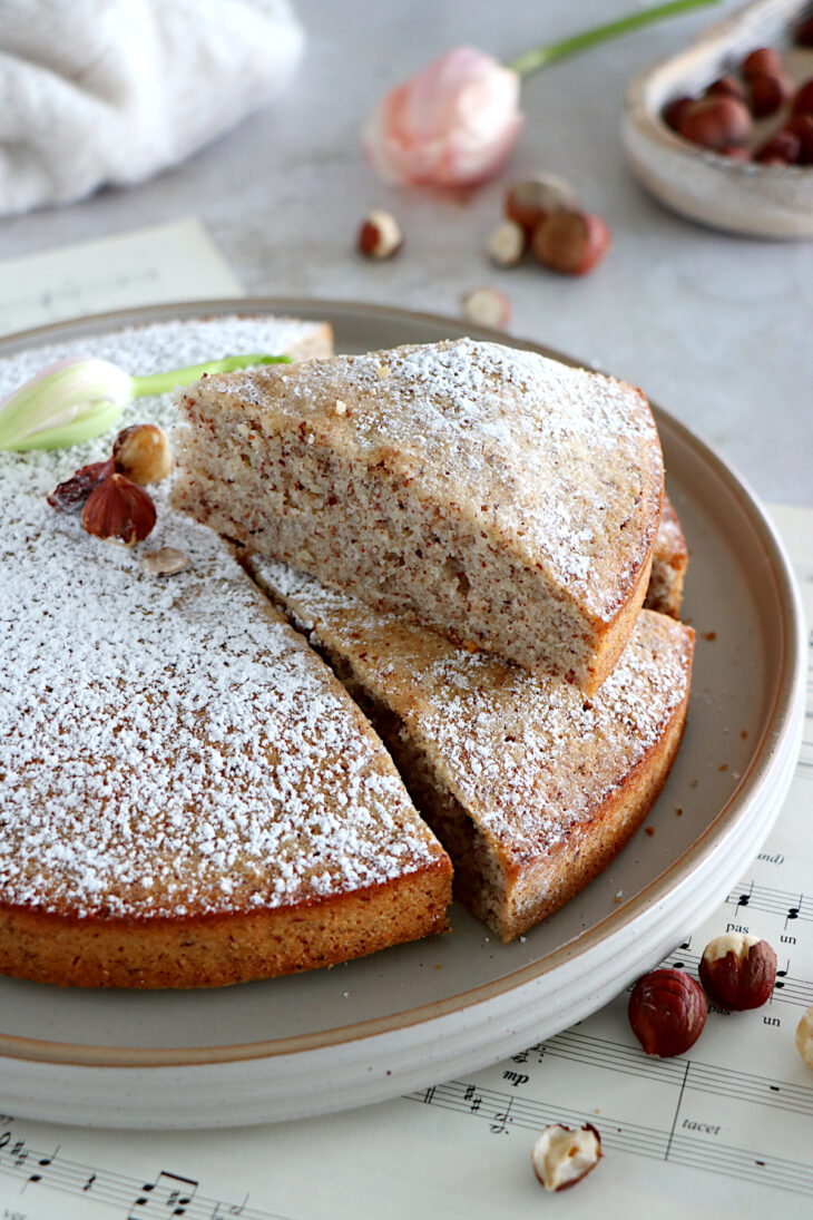 Le gâteau creusois aux noisettes est un dessert originaire de la Creuse dans le Limousin, préparé avec des noisettes et des blancs d'oeufs.