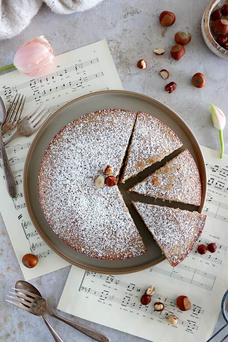 Le gâteau creusois aux noisettes est un dessert originaire de la Creuse dans le Limousin, préparé avec des noisettes et des blancs d'oeufs.