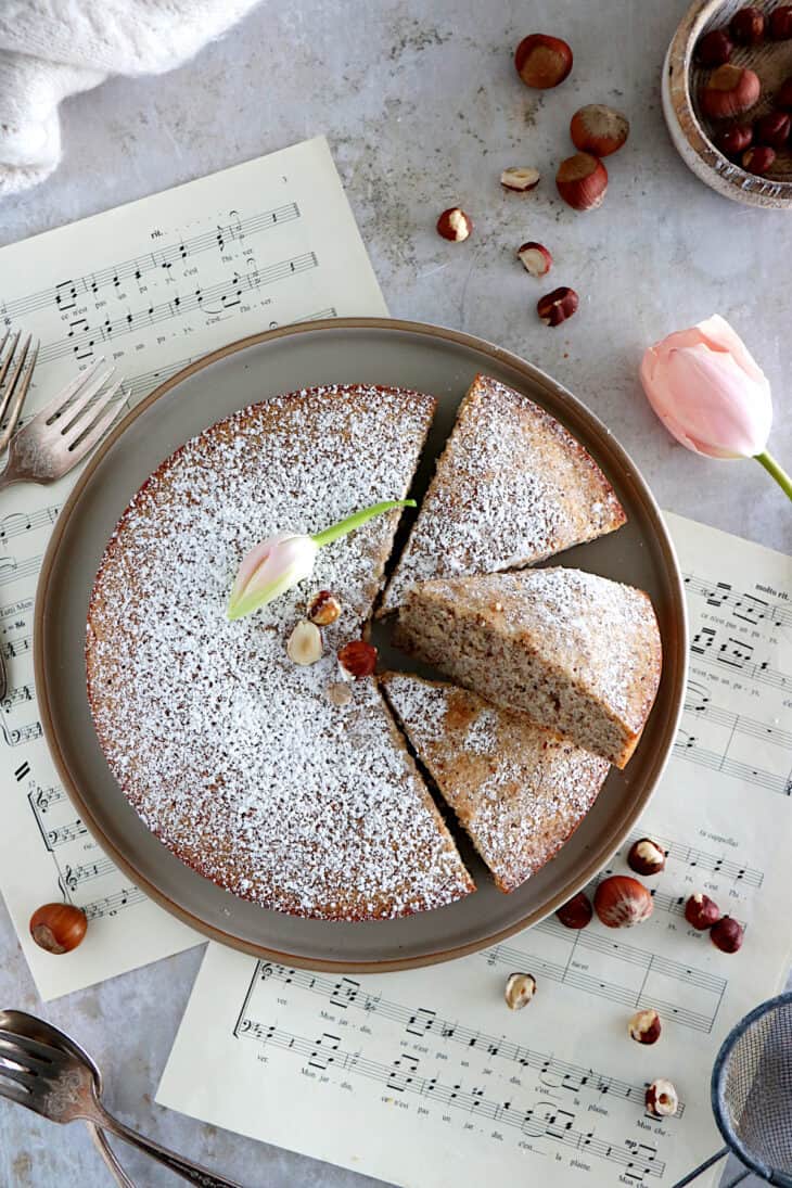 Le gâteau creusois aux noisettes est un dessert originaire de la Creuse dans le Limousin, préparé avec des noisettes et des blancs d'oeufs.