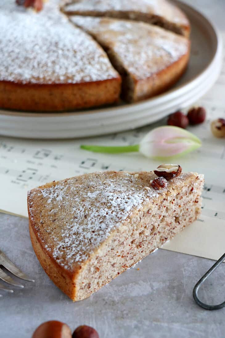 This French hazelnut cake, also called "Creusois", is a specialty prepared with ground hazelnuts and egg whites.