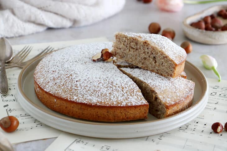 This French hazelnut cake, also called "Creusois", is a specialty prepared with ground hazelnuts and egg whites.