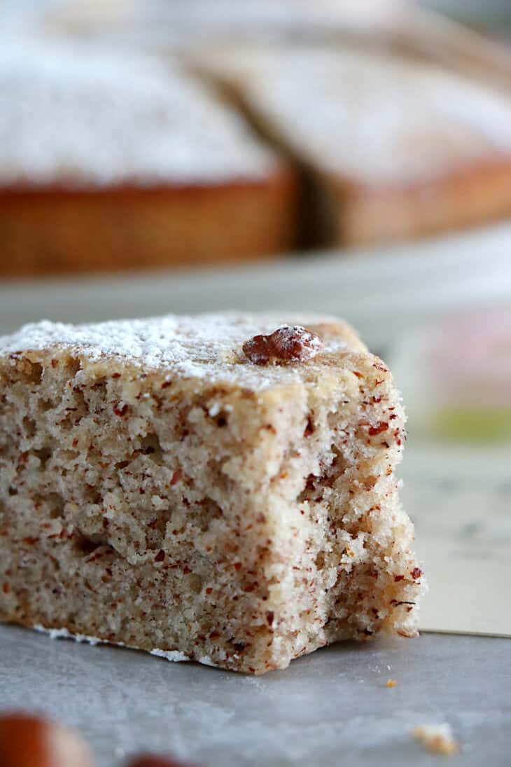 Le gâteau creusois aux noisettes est un dessert originaire de la Creuse dans le Limousin, préparé avec des noisettes et des blancs d'oeufs.