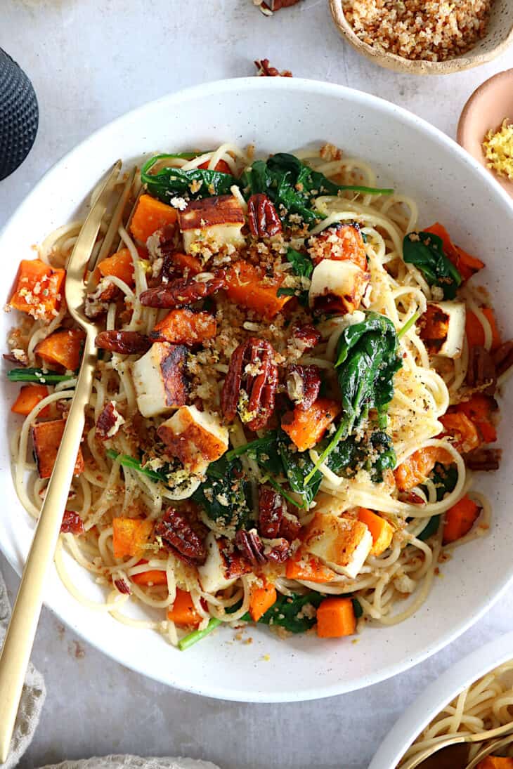 Les spaghettis à la courge rôtie, épinards et halloumi grillé, c'est un plat de pâtes végétarien sophistiqué et très gourmand.