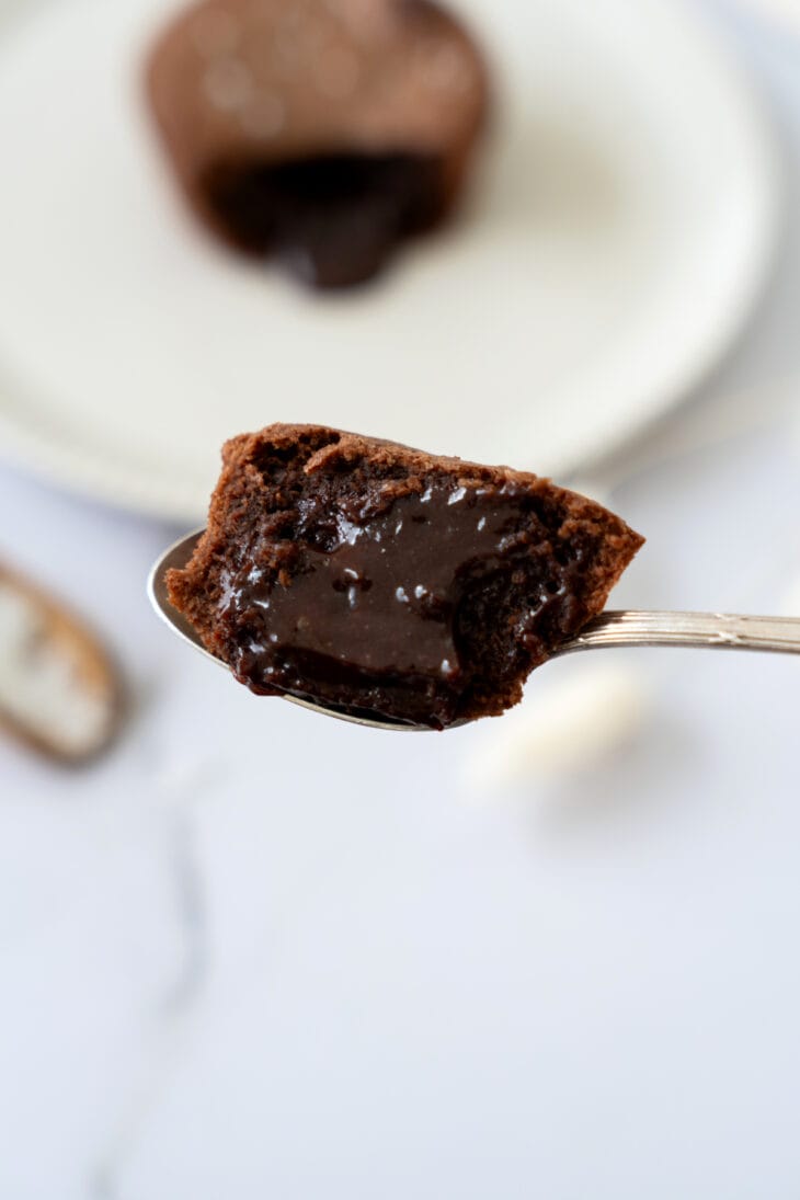 Le moelleux coeur coulant au chocolat, c'est un dessert individuel utra gourmand et fort on chocolat, très simple et rapide à réaliser.