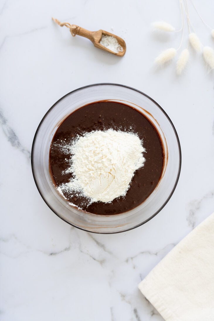 Le moelleux coeur coulant au chocolat, c'est un dessert individuel utra gourmand et fort on chocolat, très simple et rapide à réaliser.