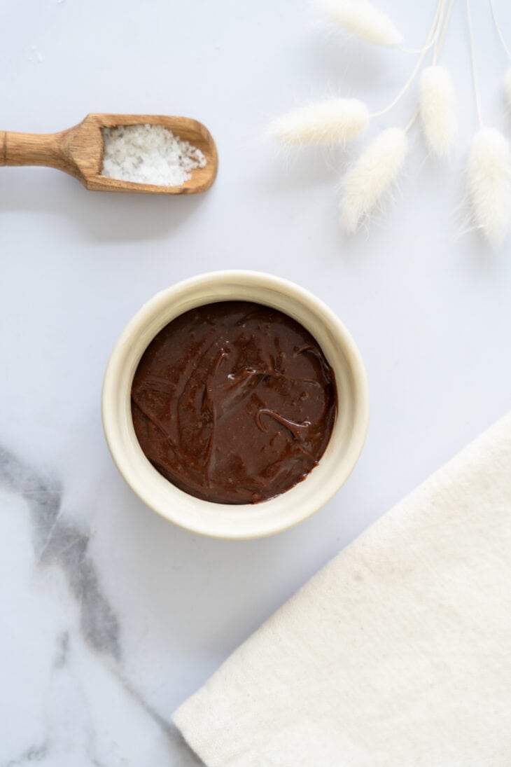 Le moelleux coeur coulant au chocolat, c'est un dessert individuel utra gourmand et fort on chocolat, très simple et rapide à réaliser.