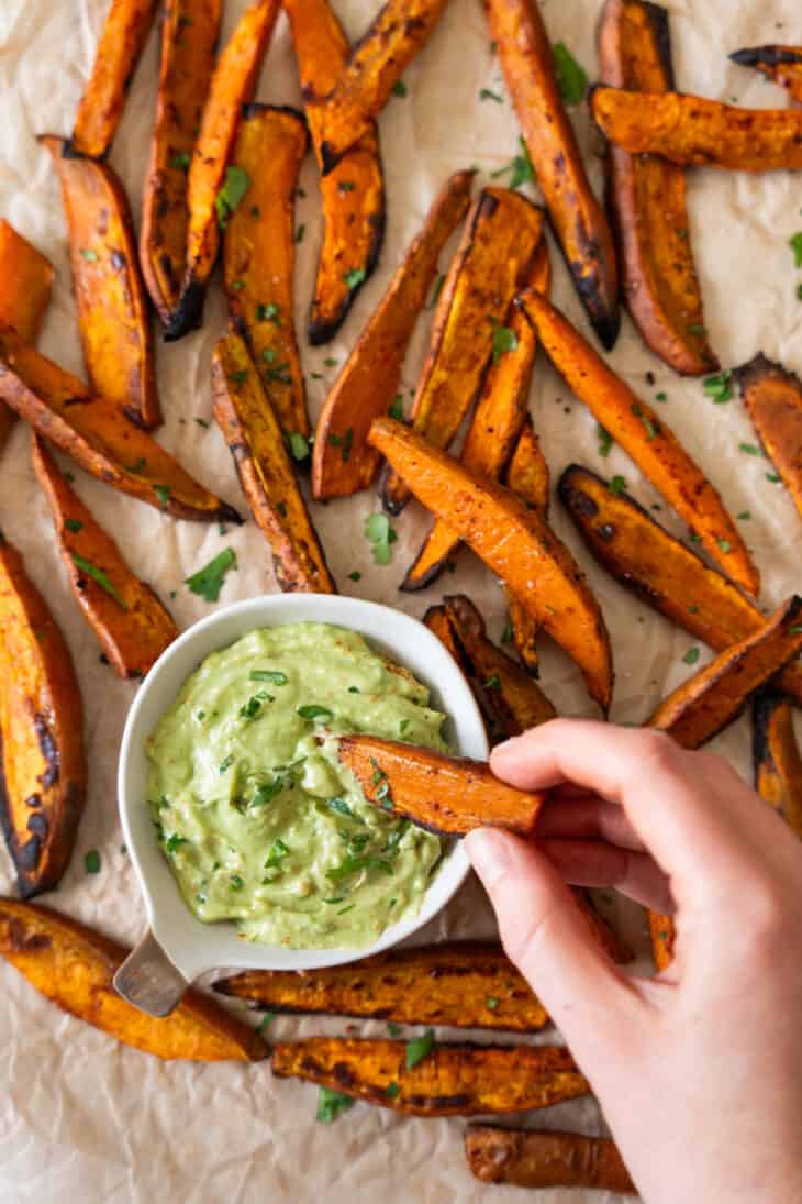 Les frites de patates douces, c'est carrément addictif ! On les aime croustillantes, en accompagnement ou en snack, avec un dip à l'avocat.