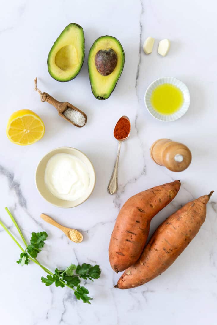 Les frites de patates douces, c'est carrément addictif ! On les aime croustillantes, en accompagnement ou en snack, avec un dip à l'avocat.