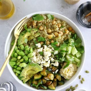 Cette salade de quinoa aux courgettes, edamame et feta est une salade végétarienne pleine de fraîcheur et de saveurs.