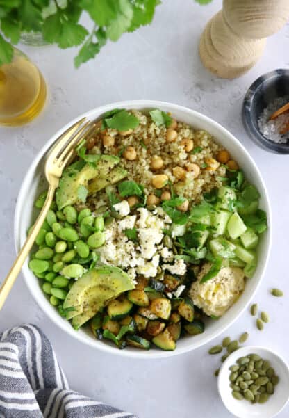 Cette salade de quinoa aux courgettes, edamame et feta est une salade végétarienne pleine de fraîcheur et de saveurs.