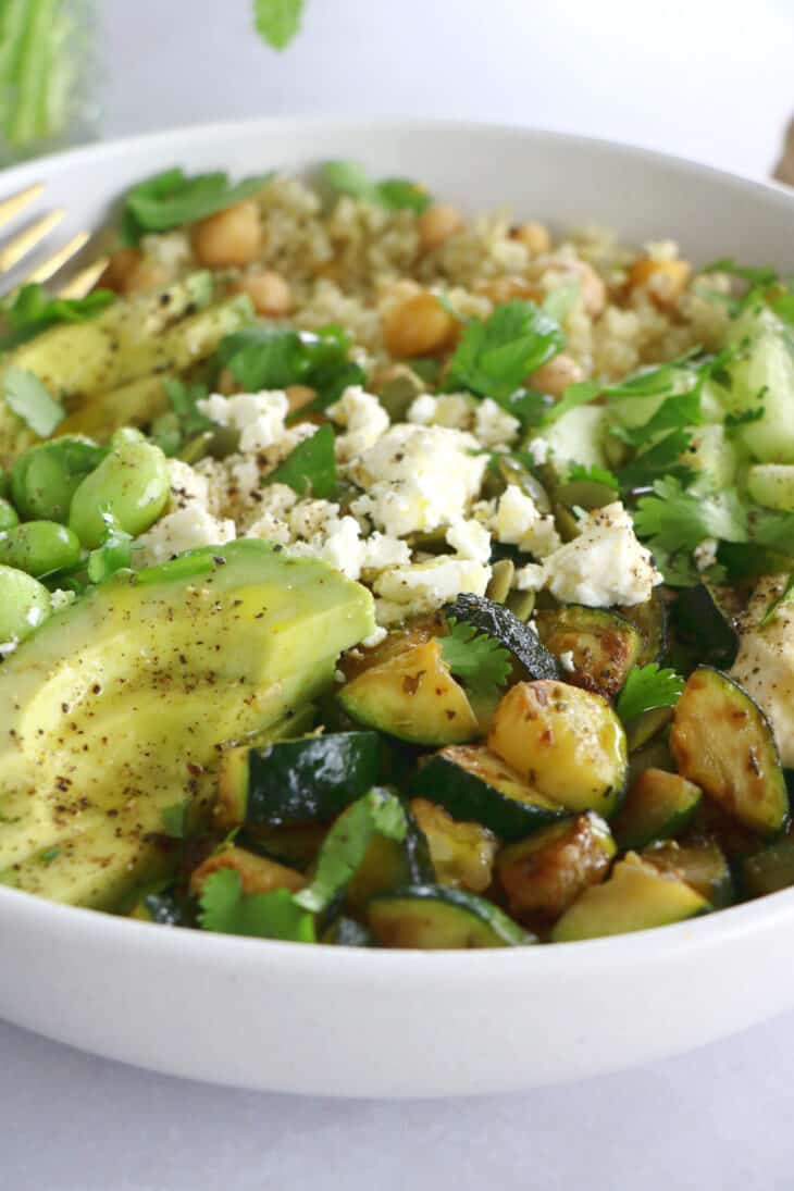 Cette salade de quinoa aux courgettes, edamame et feta est une salade végétarienne pleine de fraîcheur et de saveurs.