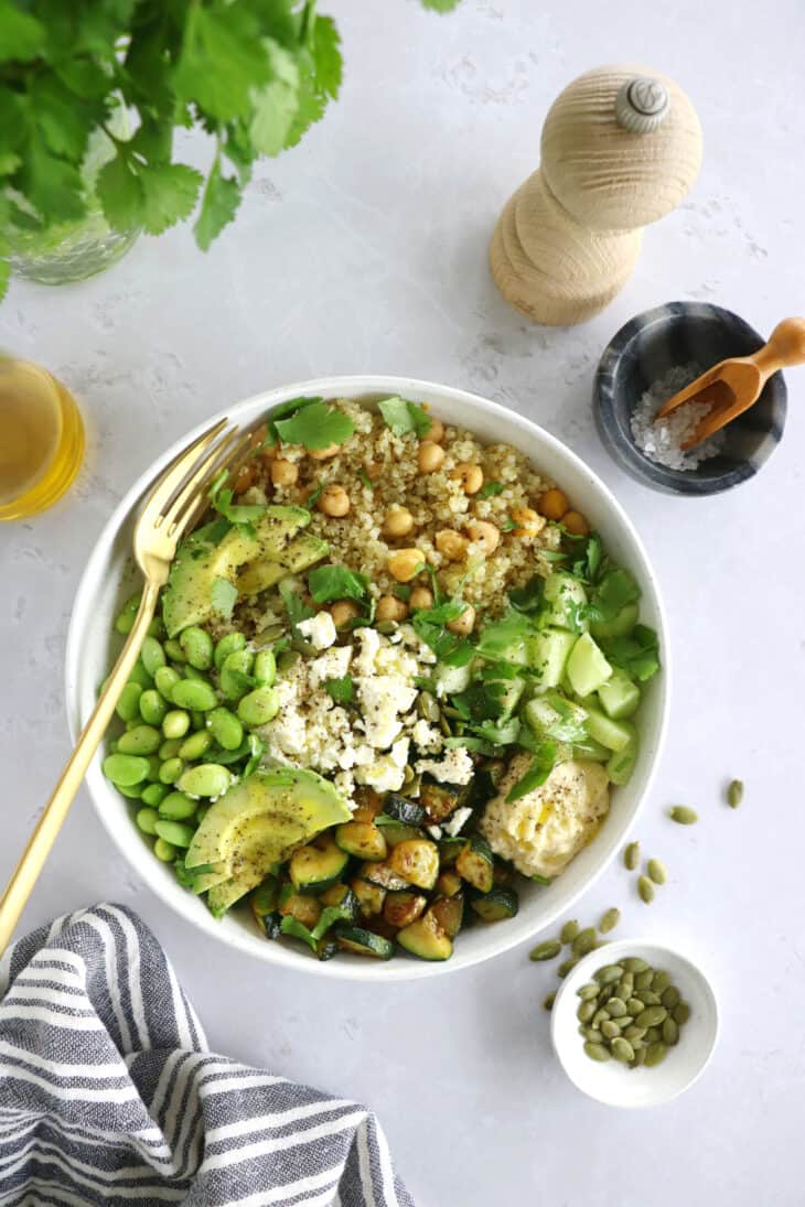 Cette salade de quinoa aux courgettes, edamame et feta est une salade végétarienne pleine de fraîcheur et de saveurs.