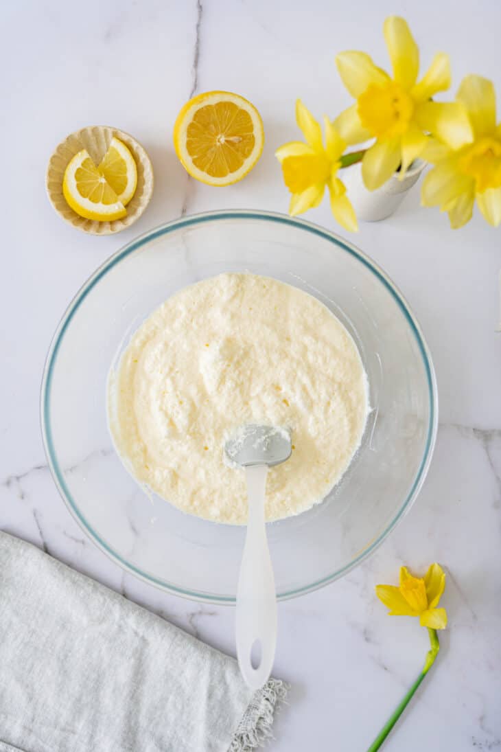 Légers, aériens et très moelleux, ces pancakes à la ricotta et au citron apportent douceur et réconfort dès le petit déjeuner.