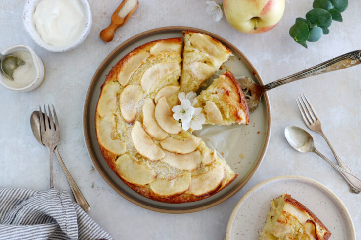 Ce gâteau aux pommes à la ricotta est doux, moelleux à souhait et garni de lamelles de pommes. Découvrez son ingrédient secret qui lui donne une saveur unique.