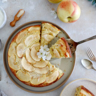 Ce gâteau aux pommes à la ricotta est doux, moelleux à souhait et garni de lamelles de pommes. Découvrez son ingrédient secret qui lui donne une saveur unique.