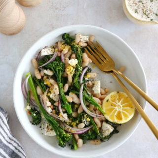 Retrouvez dans cette salade de broccolini, haricots blancs et feta des saveurs simples et authentiques.