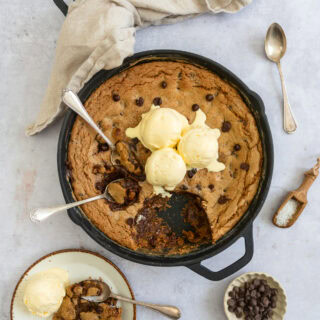 Le cookie géant à la poêle, c'est comme un cookie aux pépites de chocolat, mais en format familial et à partager.