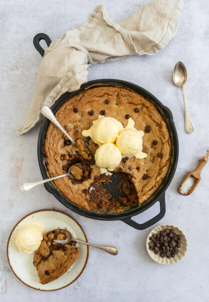 Le cookie géant à la poêle, c'est comme un cookie aux pépites de chocolat, mais en format familial et à partager.