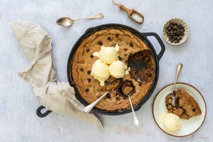 Le cookie géant à la poêle, c'est comme un cookie aux pépites de chocolat, mais en format familial et à partager.