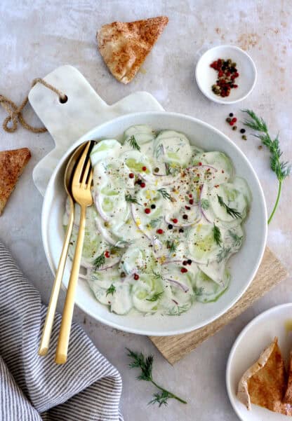 Cette salade de concombre à l'aneth, avec sa sauce crémeuse et citronnée, est pleine de fraîcheur et d'une simplicité enfantine.